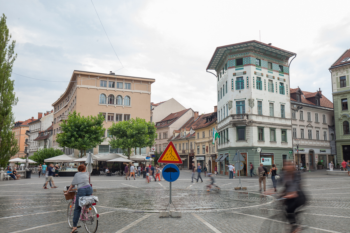 13.07.2015 Ljubljana PreÅ¡ernov trg, InÅ¡talacija umetnega deÅ¾ja