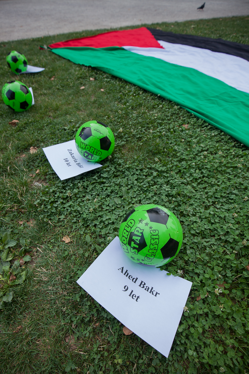 16.07.2015, Ljubljana. Opozorilni shod ob prvi obletnici uboja Å¡tirih deÄkov v Gazi, ki so na plaÅ¾i z vrstniki igrali nogomet. Bili so stari med 9 in 11 let.