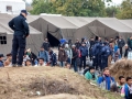 Hrvaška, Opatovac, 17.10.2015, 17. oktober 2015 Begunski popisni center Opatovac, kjer hrvaški policisti popisujejo begunce iz bližnjega vzhoda preden jih odpeljejo na Madžarsko in v Slovenijo. Foto: Matej Pušnik