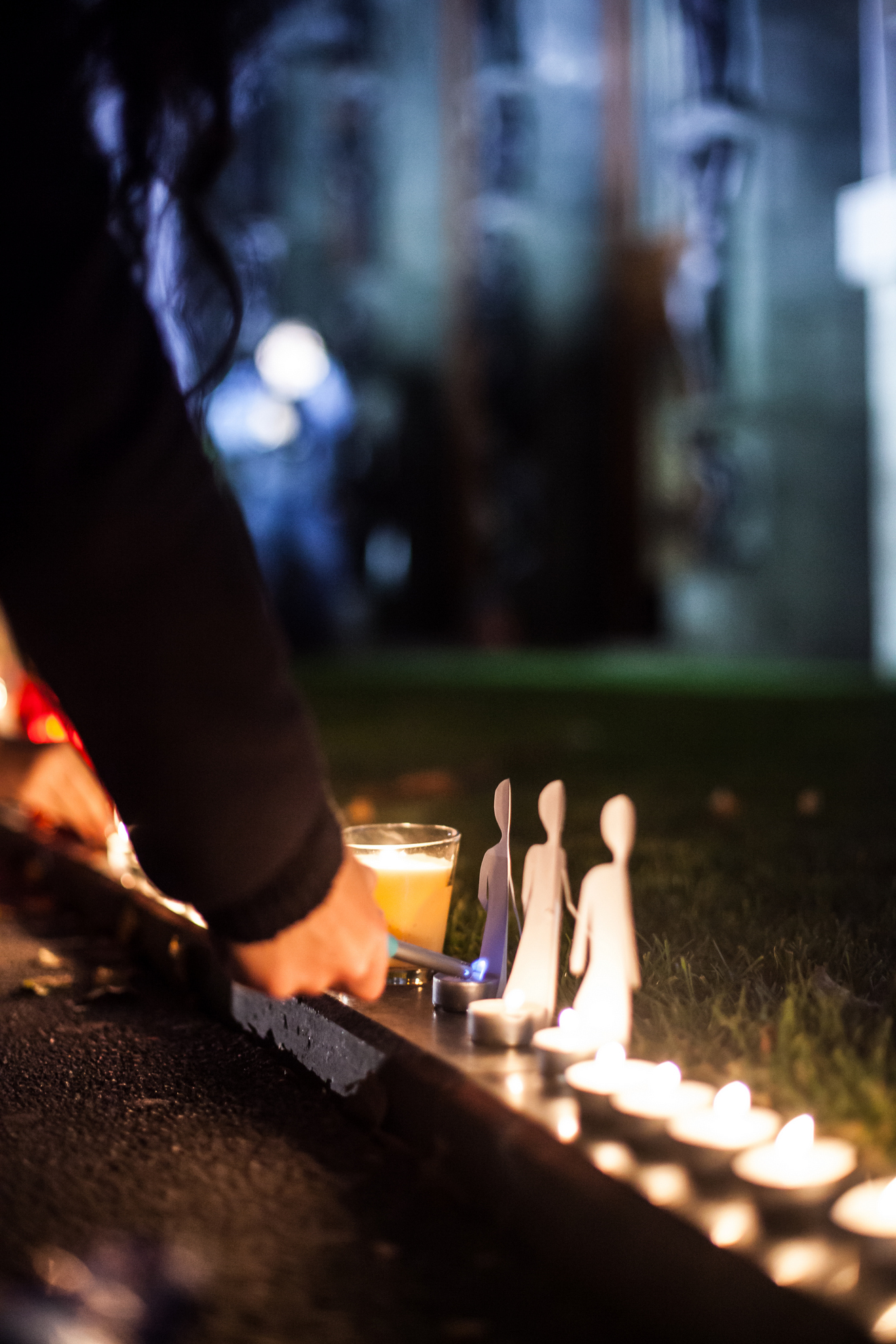 Ljubljana, 05.11.2015 Prižiganje 2600 sveč pred Državim zborom v spomin 2600 preminulih beguncev na poti v evropo.