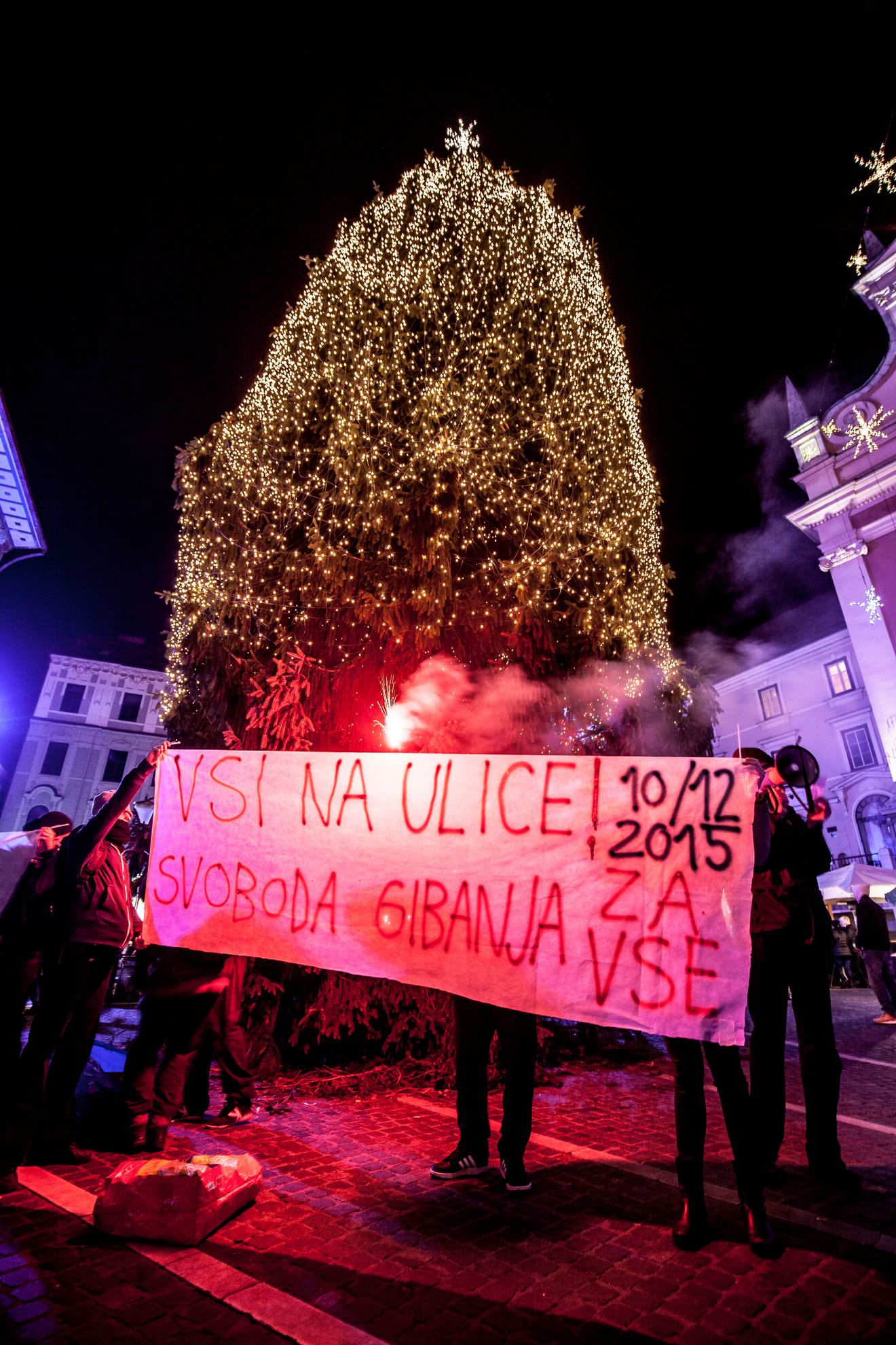 Ljubljana, Prešernov trg. Obešanje bodoče žice na novoletno jelko. Akcija proti oviranju svobode gibanja in napoved demonstracij 10.12.2015