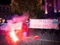 Ljubljana, Prešernov trg. Obešanje bodoče žice na novoletno jelko. Akcija proti oviranju svobode gibanja in napoved demonstracij 10.12.2015