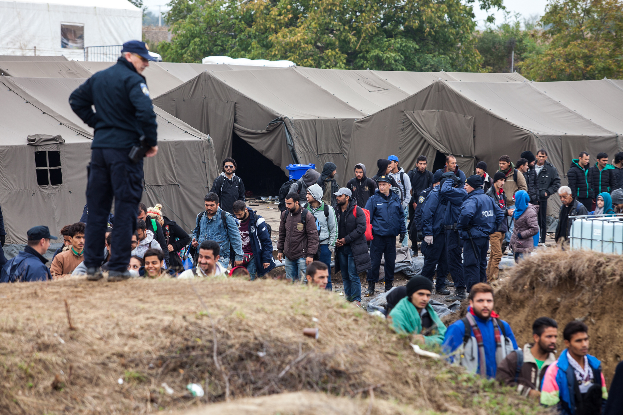 Hrvaška, Opatovac, 17.10.2015, 17. oktober 2015 Begunski popisni center Opatovac, kjer hrvaški policisti popisujejo begunce iz bližnjega vzhoda preden jih odpeljejo na Madžarsko in v Slovenijo. Foto: Matej Pušnik