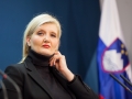 17. februar 2016, Tiskovna konferenca. Govori ministrica Vesna Györkös Žnidar. Pogled na novinarko Al-Janzeere.