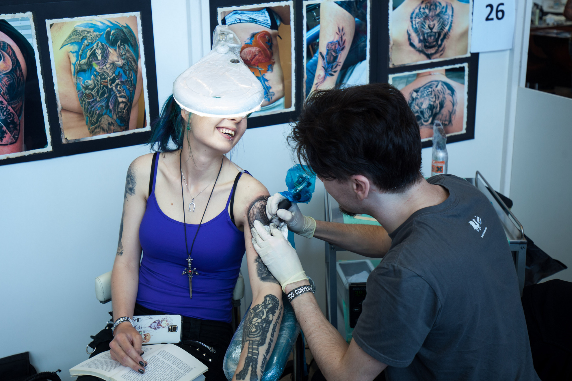 16. 04. 2016 Ljubljana, Gospodarsko razstavišče. Med 15. in 17. aprilom je v Ljubljani potekala 8. tradicionalna tattoo konvencija. Tetovatorski mojstri med delom.