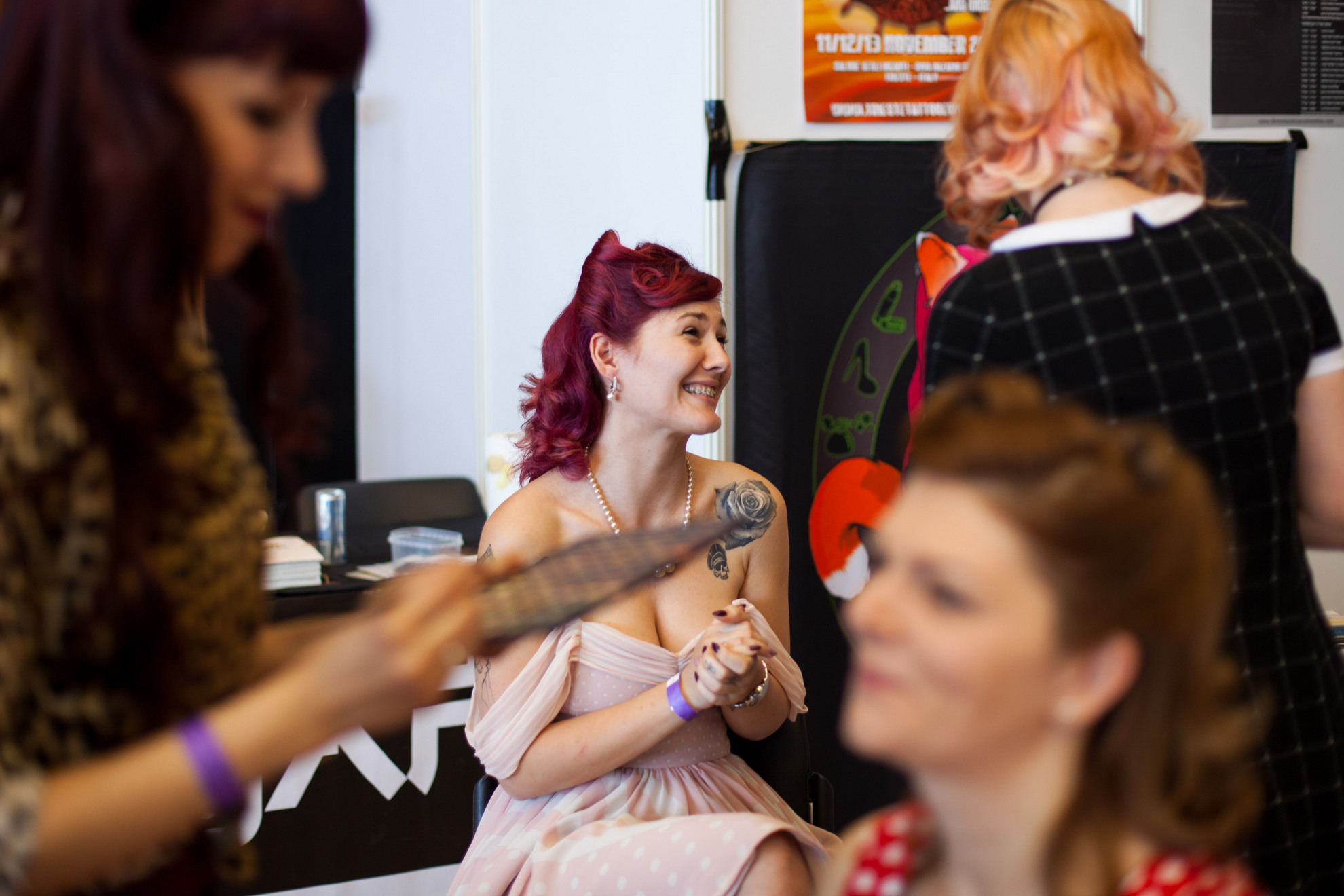 16. 04. 2016 Ljubljana, Gospodarsko razstavišče. Med 15. in 17. aprilom je v Ljubljani potekala 8. tradicionalna tattoo konvencija. V spremljevalnem programu je bilo tudi pinup tekmovanje, urejanje pričeske in make-up.