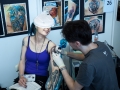 16. 04. 2016 Ljubljana, Gospodarsko razstavišče. Med 15. in 17. aprilom je v Ljubljani potekala 8. tradicionalna tattoo konvencija. Tetovatorski mojstri med delom.