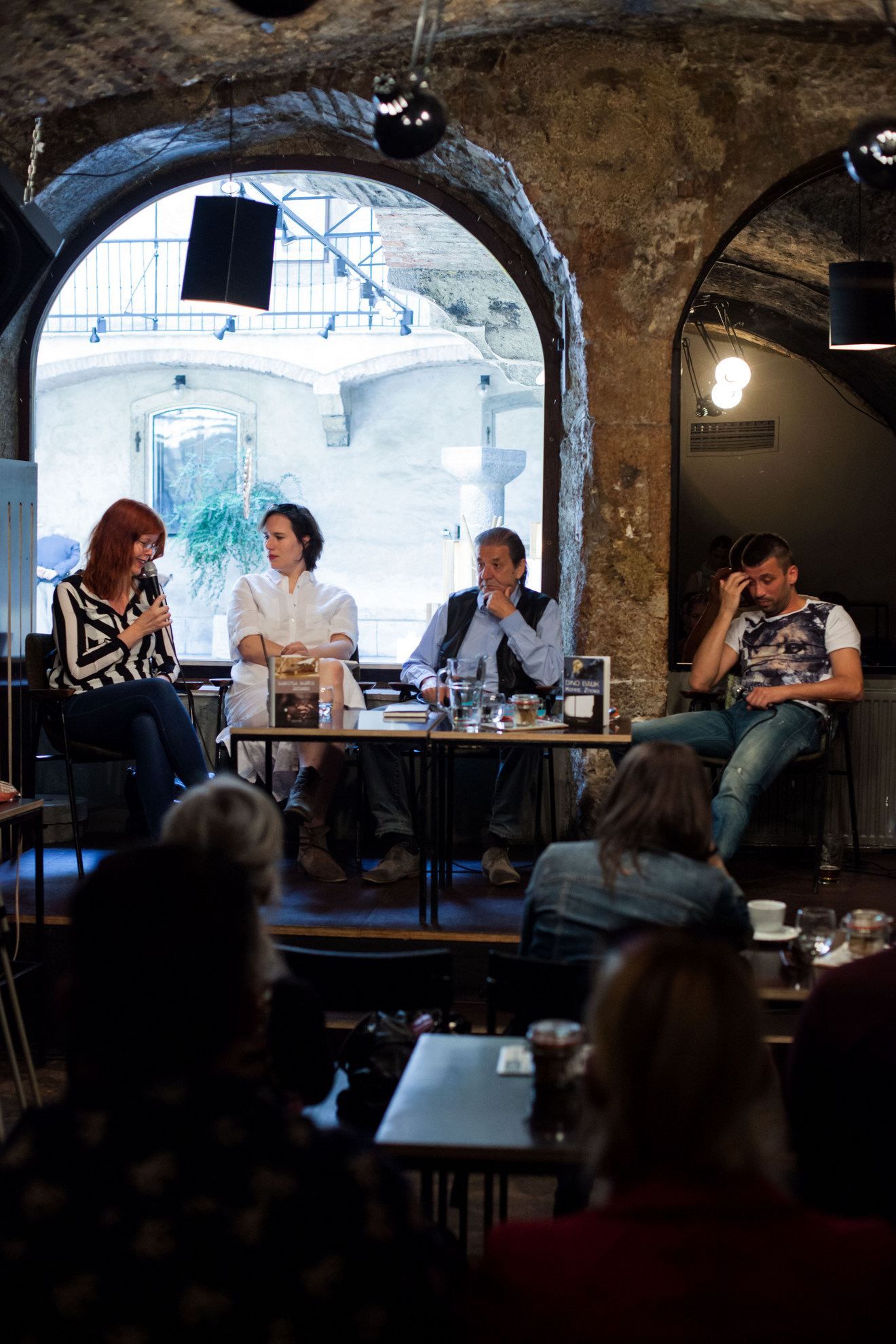 21. 05. 2016 Ljubljana, Pritličje. Katja Perat (v belem) se je p literaturi pogovarjala z Gabrielo Babnik, Emiljem Filipčičem in Dinom Baukom.