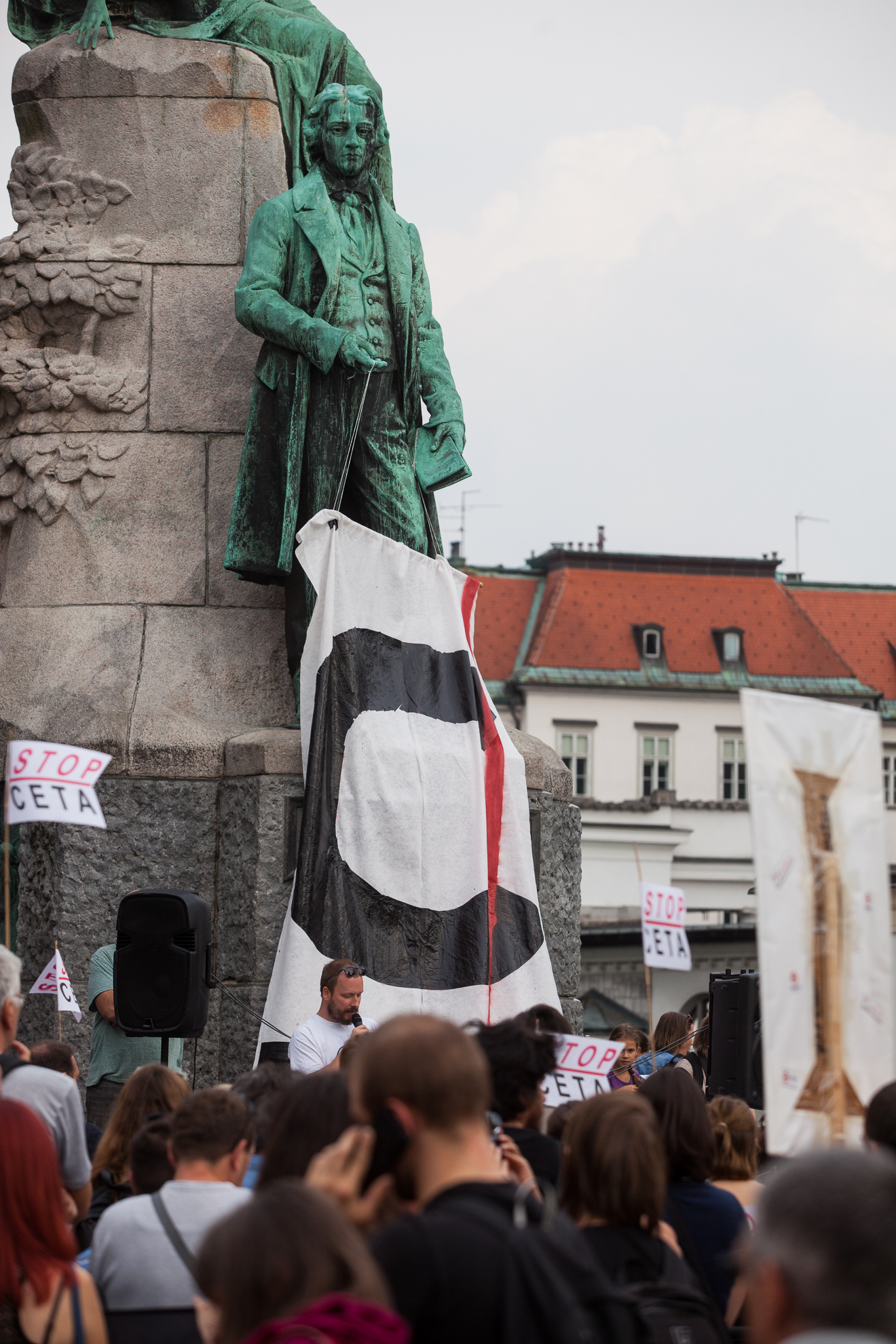 15.09.2016 Ljubljana, Prešernov trg. Demosntracije proti tajnim trgovinskim sporazumom.