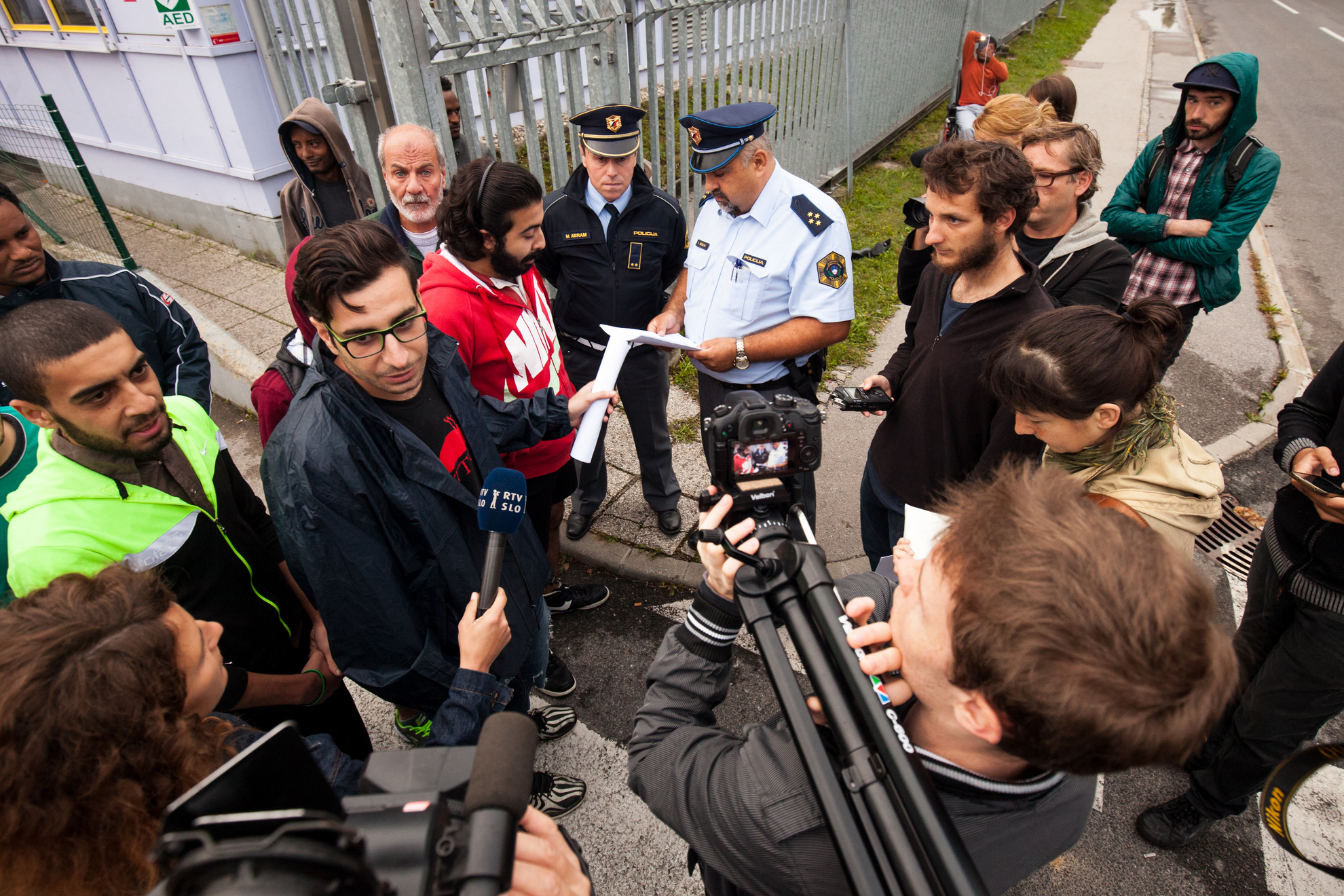 19.09.2016 Ljubljana, Azilni dom Vič. Protest beguncev v azilnem domu. Zaposlenim niso pustili z avtom na parkirišče.